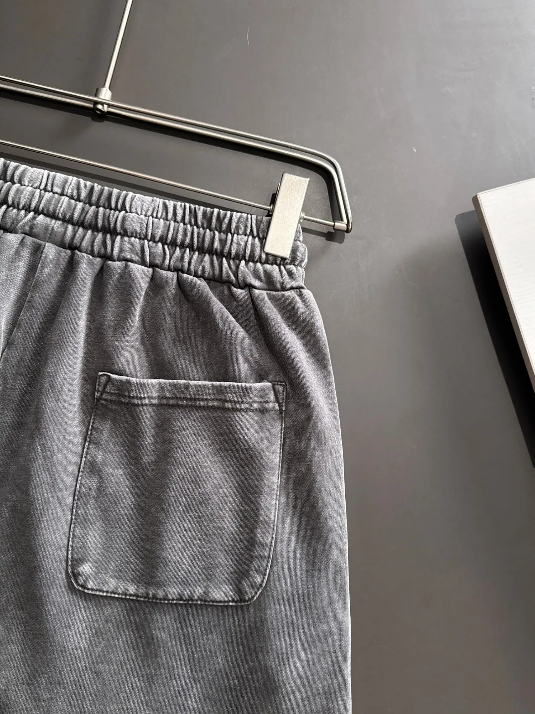 🅿️330 shipped next day. High-quality Stone Island/Stone Island 2025 spring and summer new elastic band casual solid color loose shorts. The hem of the trousers is stitched with two stitches. The stitching is fine and firm. The fabrics customized by the counter are highly breathable and comfortable. The details are impeccable. The design concept of brand elements reflects high quality. It feels delicate and soft! It presents a casual cut and the upper body shape is great! Size: S-XXL